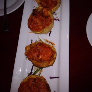 Patacones Rellenos de Mariscos en salsa roja