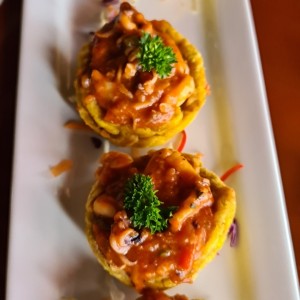 Patacones Rellenos de Mariscos en salsa roja