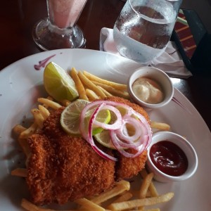 Filete de Corvina Apanado con papas fritas