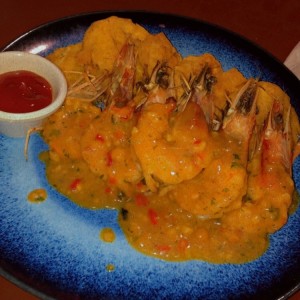 Mariscos - Langostinos al Ajillo con Patacones