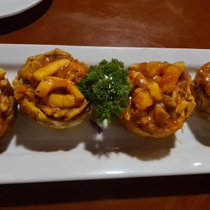 Patacones Rellenos de Mariscos en salsa roja