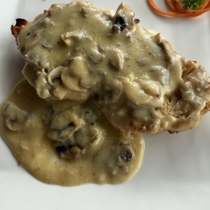 FILETE DE POLLO EN SALSA DE CHAMPIÑONES