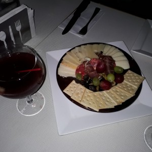 plato de queso y sangria