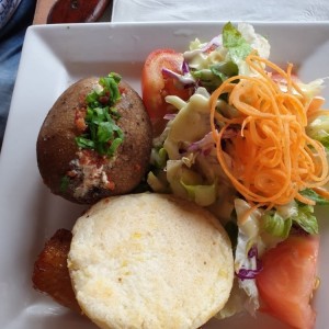 papa al horno, arepa y ensalada