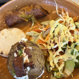 GUARNICION (Ensalada, papa, plátano maduro y arepa)