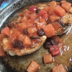 Pollo en salsa de frutas