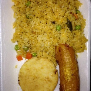 Arroz amarillo con vegetales, arepa y platano maduro