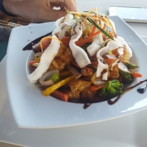 ensalada de vegetales y corvina salteados al wok