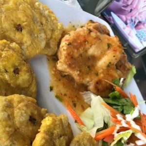 Pollo deshuesado al ajillo con patacones