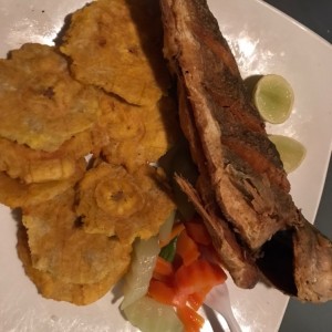 Corvina Entera frita con patacones y vegetales cocidos