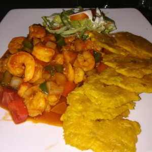 camarones en salsa criolla con patacones