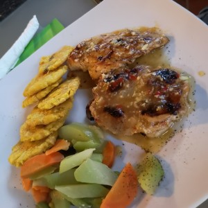 pollo deshuesado al ajillo