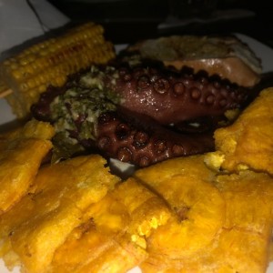 pulpo al carbon con patacones