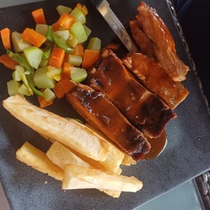 Costillas ahumadas con salsa BBQ de la casa