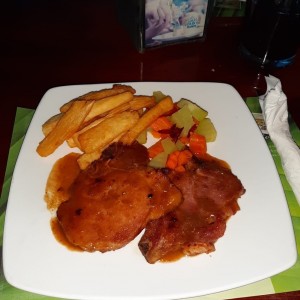 Chuletas con Yuca frita y begetales hervidos