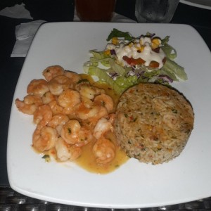 Camarones al Ajillo, arroz Pencas y ensalada