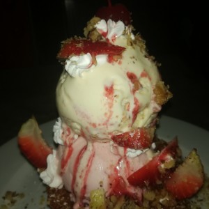 Canasta de almendras con helado y fresas