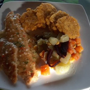 filete de corvina con patacones