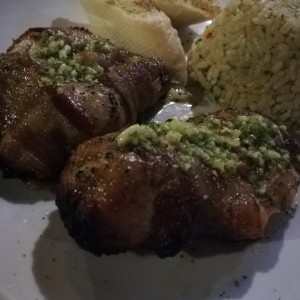 Pollo deshuesado envuelto en Bacon