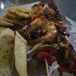 Brochetas de Langostino, pollo y chorizo