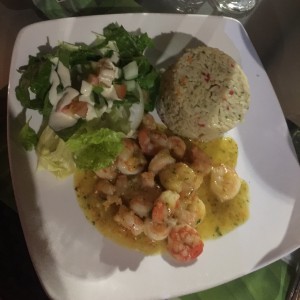 Camarones al ajillo, arroz con coco y ensalada verde