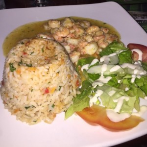 Camarones al ajillo con arroz con coco