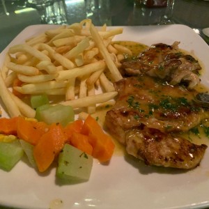 Pollo deshuesado al ajillo con papas fritas