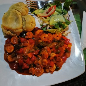 Camarones criollos, papa majada y ensalada