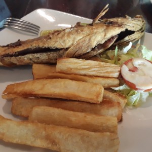 Pescado frito entero con yuca