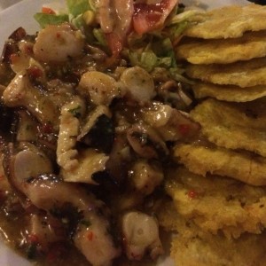 Pulpo al ajillo con patacones