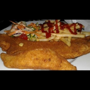 Corvina apanada con papas fritas ?