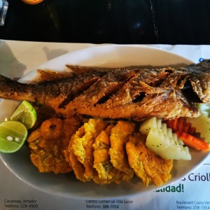 Pescado frito con patacones. 