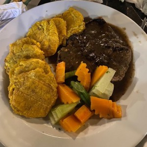 filete de res a la pimienta con patacones