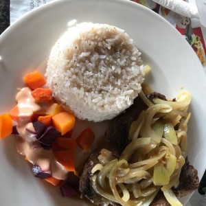 Rib-eye Encebollado con Arroz con Coco