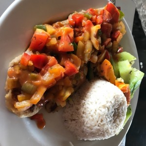 Dorado a la Criolla con Arroz con Coco y Vegetales Salteados