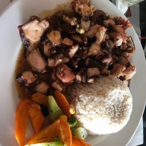 Pulpo al Ajillo con Arroz con Coco y Vegetales Salteados