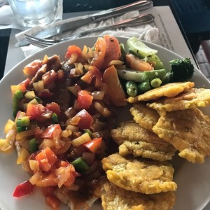 Filete de Pescado a la Criolla con Patacones