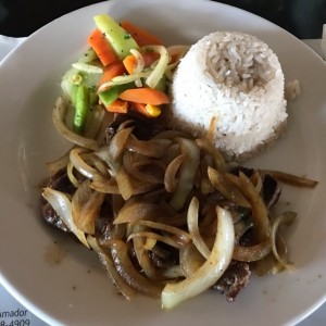 Rib Eye Encebollado con Arroz con Coco