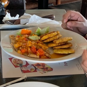 Filete de Corvina a la Criolla con Patacones