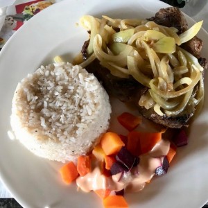 Bistec Encebollado con Arroz con Coco