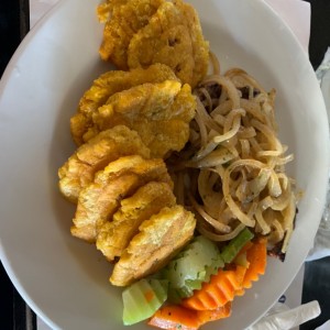 Rib-Eye Encebollado con Patacones 