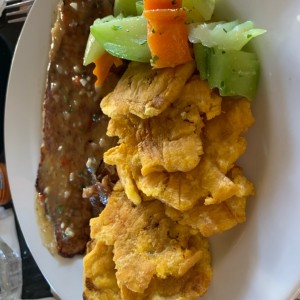 Filete de Pescado al Ajillo con Patacones