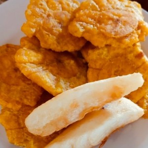 Patacones y Yucas Fritas