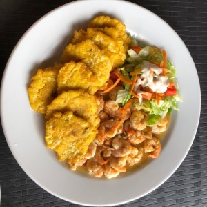 Camarones/Shrimps al ajillo con patacones