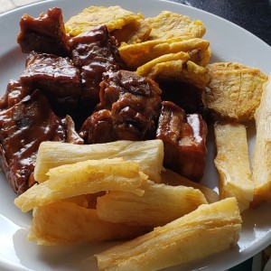 Costilla a la barbacoa con patacones y yuca