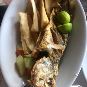 corvina entera con yuca