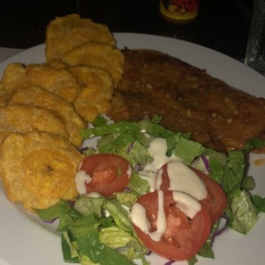 filete de corvina al ajillo con patacones