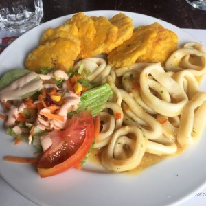 Calamares al ajillo con patacones