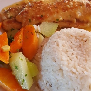 Filete de corvina al ajillo