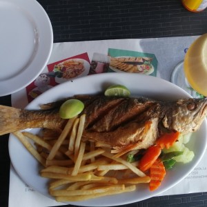 Pescado frito con papas